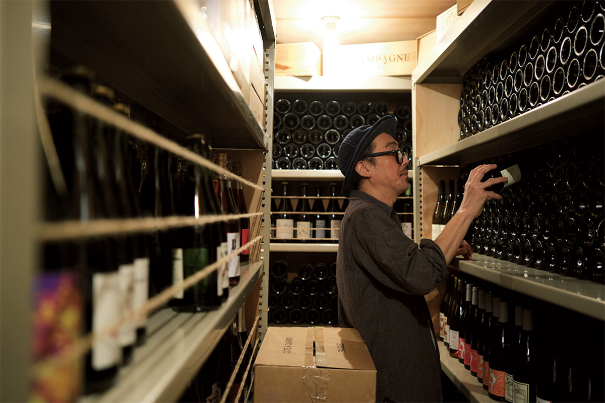 約4,000本のワインが並ぶ〈Le cabaret〉の第二セラー。営業前に坪田さんが予約状況を確認し、必要なワインを店へ運ぶ。