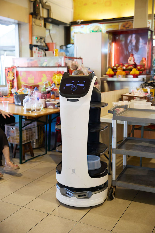 日本では某ファミレスで採用され話題の配膳ロボットがここにも!