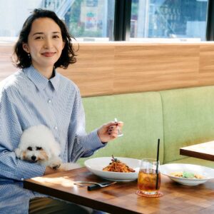 パスタを食べる斉藤アリスさんと愛犬のリリー