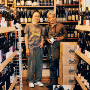 約10年前にイベントを通して出会った岸本恵理子さん（左）と兵藤昭さん（右）。月に1度は対面もしくは電話で話しながら、購入するワインを決めているという。