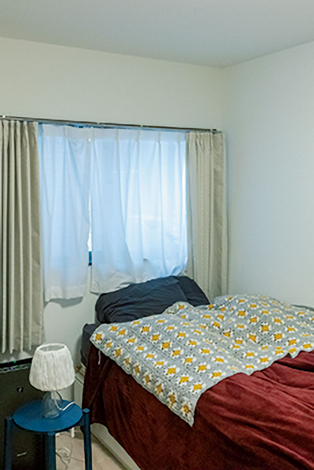 3.松坂さんの寝室。赤いベッドカバーの上にかけられたブランケットは、友人のデザイナー・榎悠太さんの手編み！