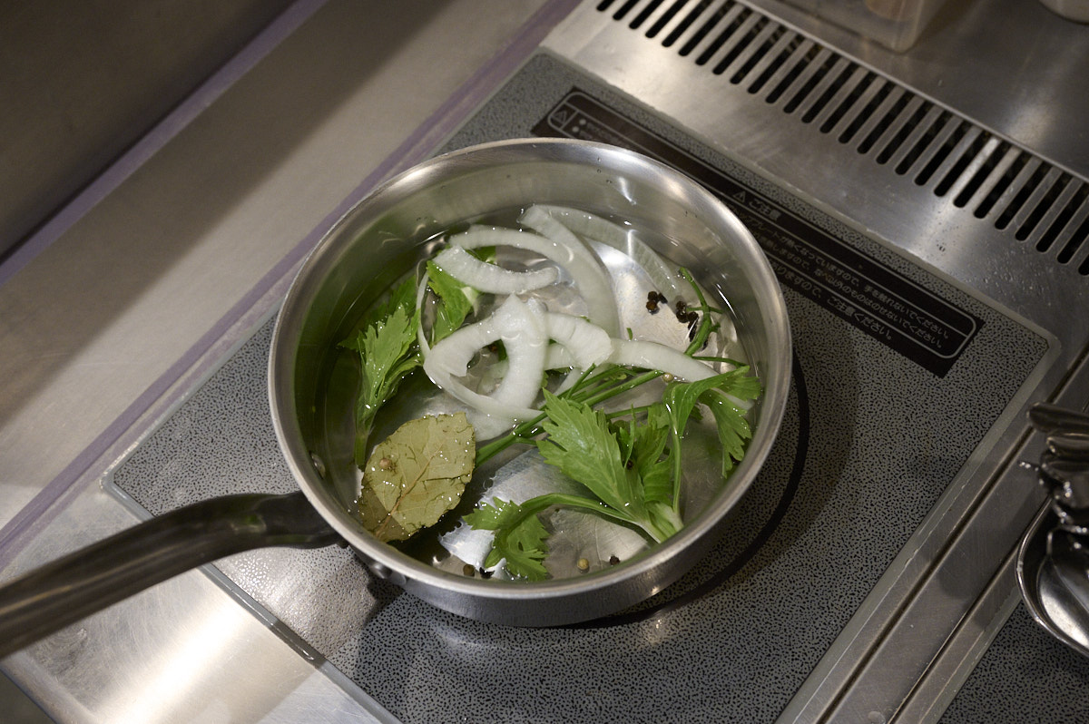 1.(A)のすべての材料を鍋に入れて火にかける。沸騰したら弱火にして20分間加熱し、香辛料や香味野菜の香りを水に移す。ザルで濾して冷ます。