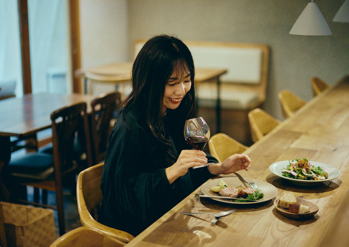 鎌倉〈BREEZE BIRD CAFE & BAKERY〉でワインを飲む星子莉奈さん