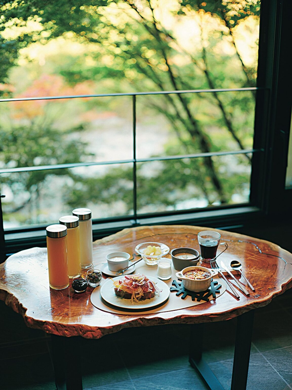 窓から渓流の絶景が広がる「渓流スイートルーム」では、朝食を室内でも味わえる。