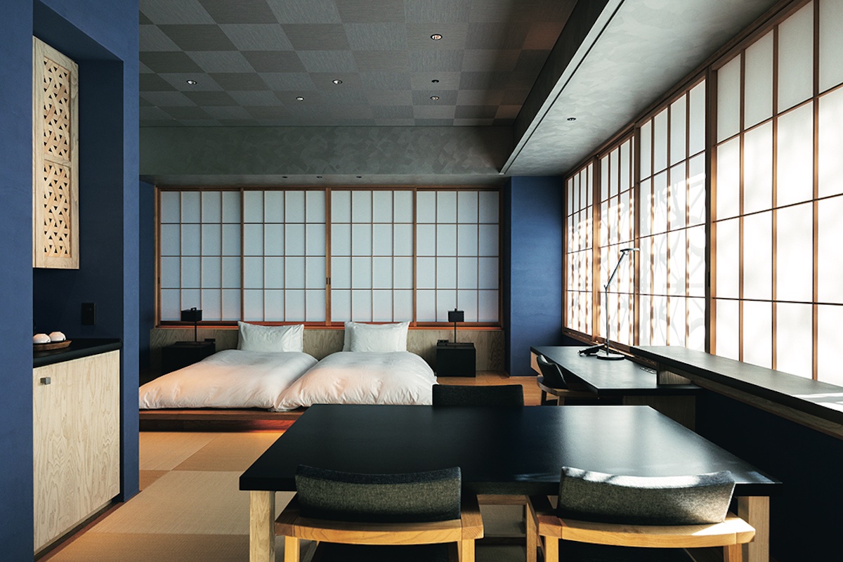 畳や和紙、竹素材のクローゼットなど自然素材を多く使用した、最も広い客室「菊」。3名まで宿泊可能。