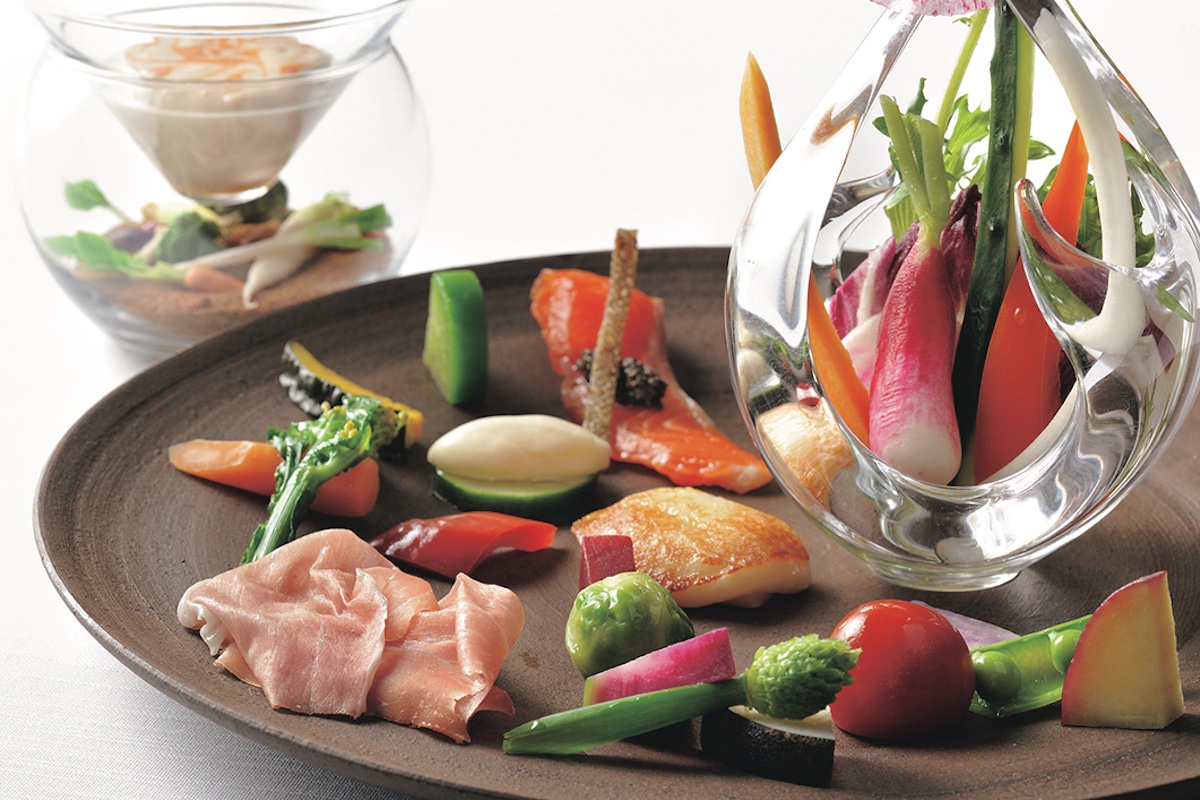 メインダイニング〈OTTO SETTE NASU〉のディナーコースのひと皿、「農園のピンツィモーニオ」。25種類の野菜を手でつまみ、アンチョビとニンニクのソースをつけて食べる。
