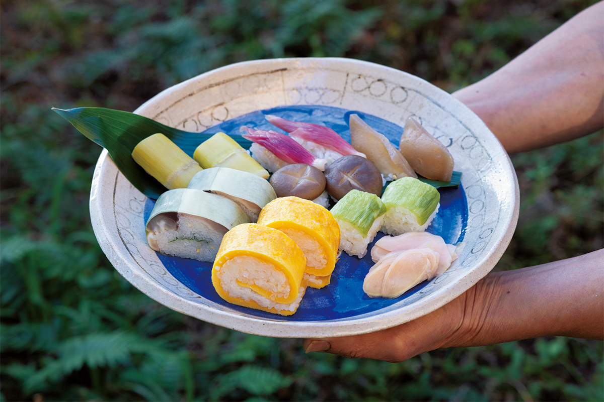 高知県高知市の日本料理屋〈草や〉の田舎寿司山の幸で成立させた寿司がルーツの田舎寿司は高知に来たらぜひ食べてほしい。ゆのす(柚子果汁)を酢飯に使うため、酸味や甘みが絶妙。