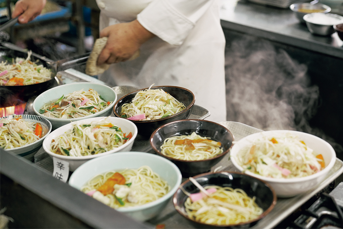 大分県日田市で愛される大衆食堂〈寳屋〉の日田チャンポン水郷である日田。〈寳屋〉では炒飯や野菜を煮る水も伏水流を使い、人気のちゃんぽんはいりこだしのクリアなスープが特徴。