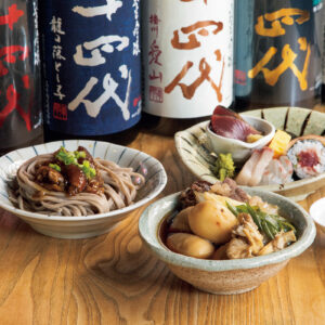 日本酒好きの聖地。日本酒は200種類以上を用意し、少量の30㎖から多種類を飲み比べできる。2,000円の飲み放題では「十四代」などの日本酒も。料理は日によるが芋煮や蕎麦が出ることも。