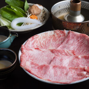 昭和37年創業。看板メニューの「牛肉のすすぎ鍋」4,500円は、北京料理の「涮羊肉」をもとに考案されたもの。現在は肉質と味の良さで知られる鳥取和牛で味わえる。