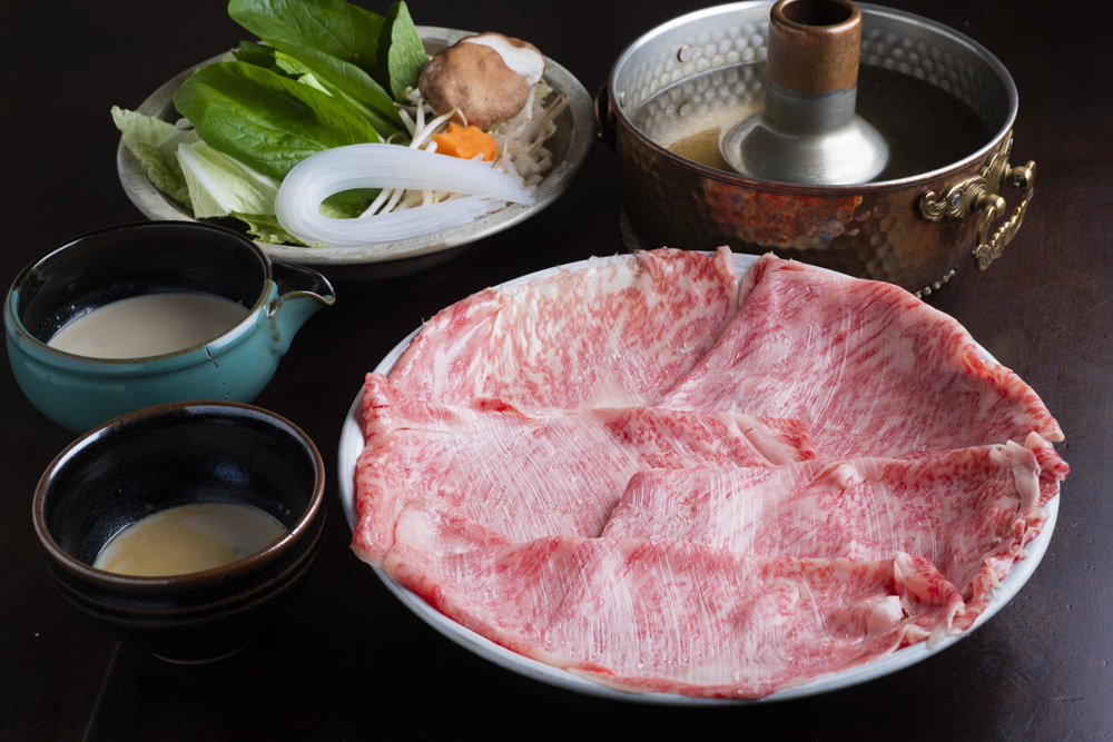 昭和37年創業。看板メニューの「牛肉のすすぎ鍋」4,500円は、北京料理の「涮羊肉」をもとに考案されたもの。現在は肉質と味の良さで知られる鳥取和牛で味わえる。