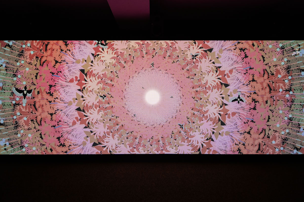 Photo by Satoshi Nagare
groovisions制作の映像作品がLEDスクリーンにドーンと映し出される中、コーネリアスの最新アルバム『夢中夢 -Dream In Dream-』収録曲が流れる2階展示室。