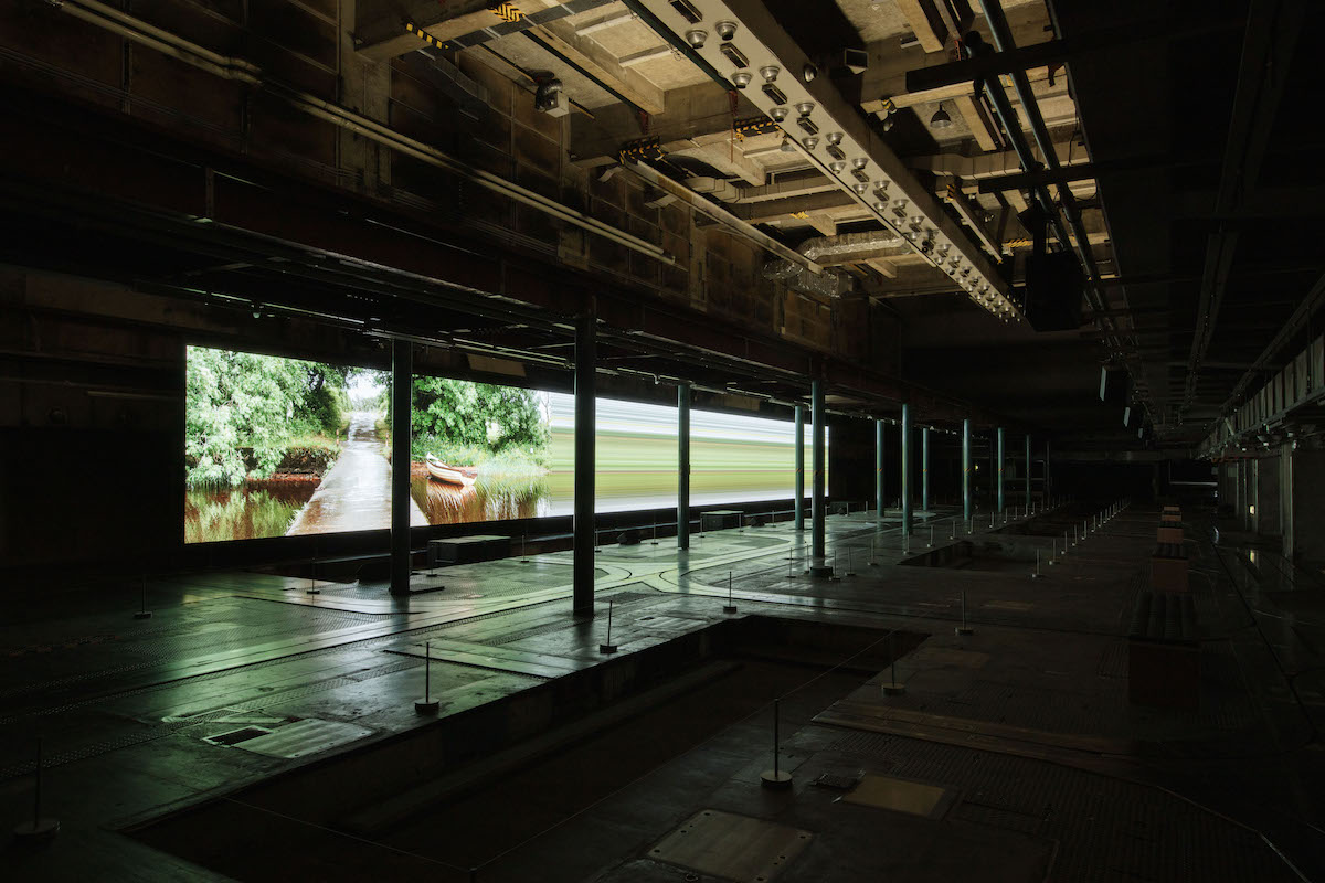 Photo by Satoshi Nagare
映像の光にぼんやりと照らし出される、工場跡らしい内装も必見。広大な敷地にはところどころにベンチが設置されているので、場所を変えていろんな角度から、映像や内装をじっくり堪能するのがおすすめ。