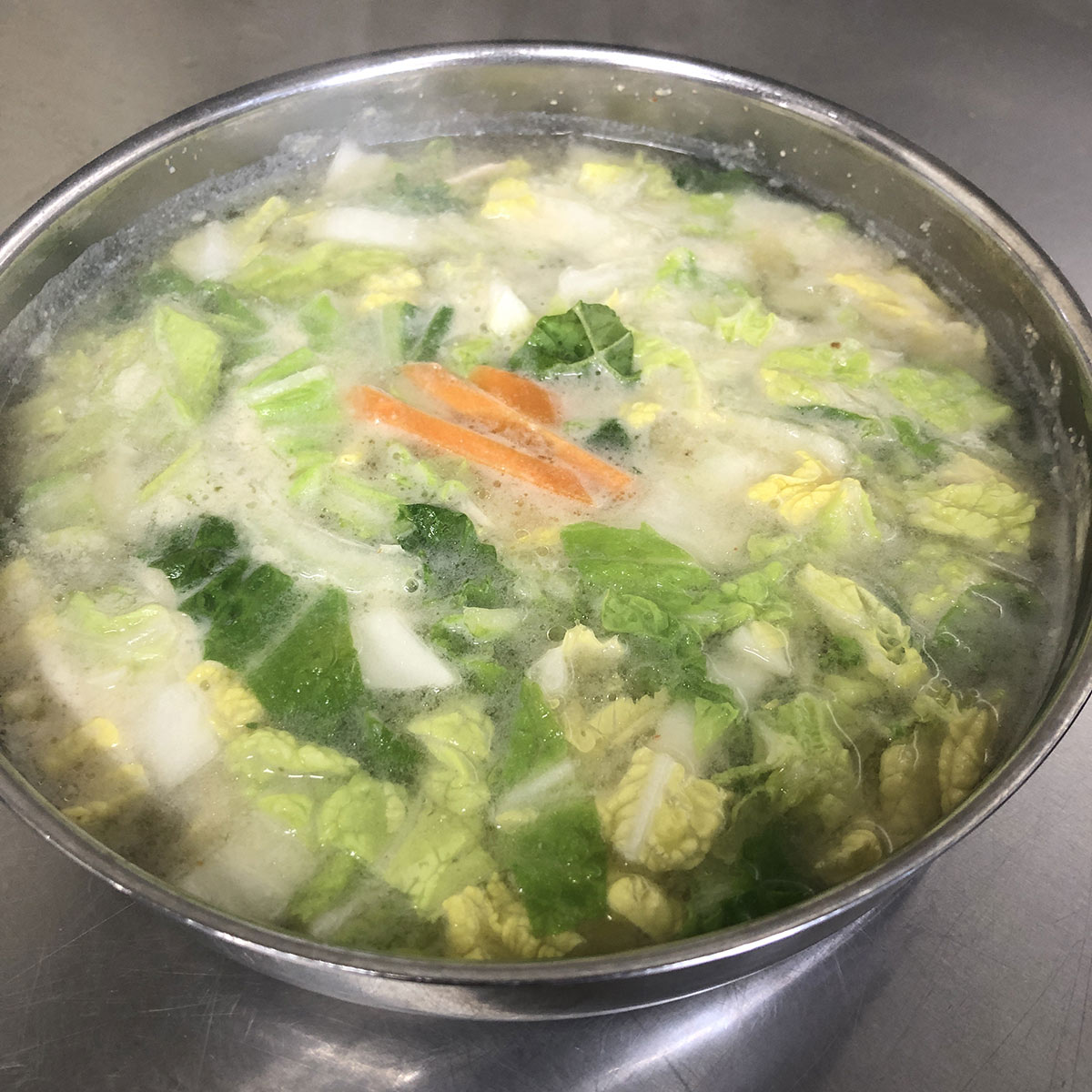 〈前島食堂〉の鳥野菜スープ