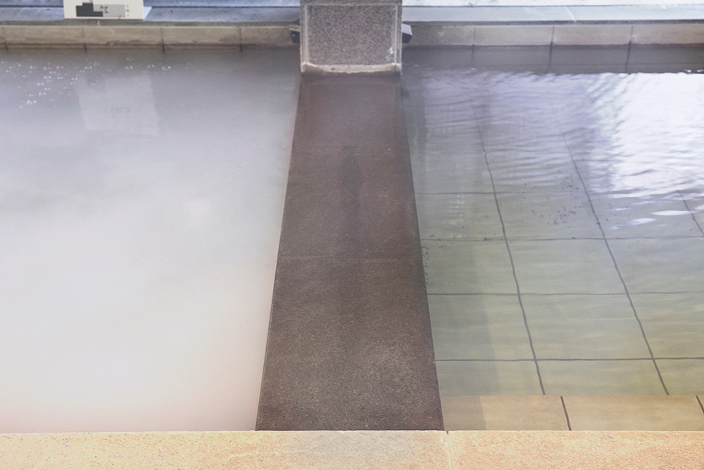 内湯は通常の温泉に加えて、直径0.05ミリ以下の微細気泡で包まれる酸素風呂も用意。