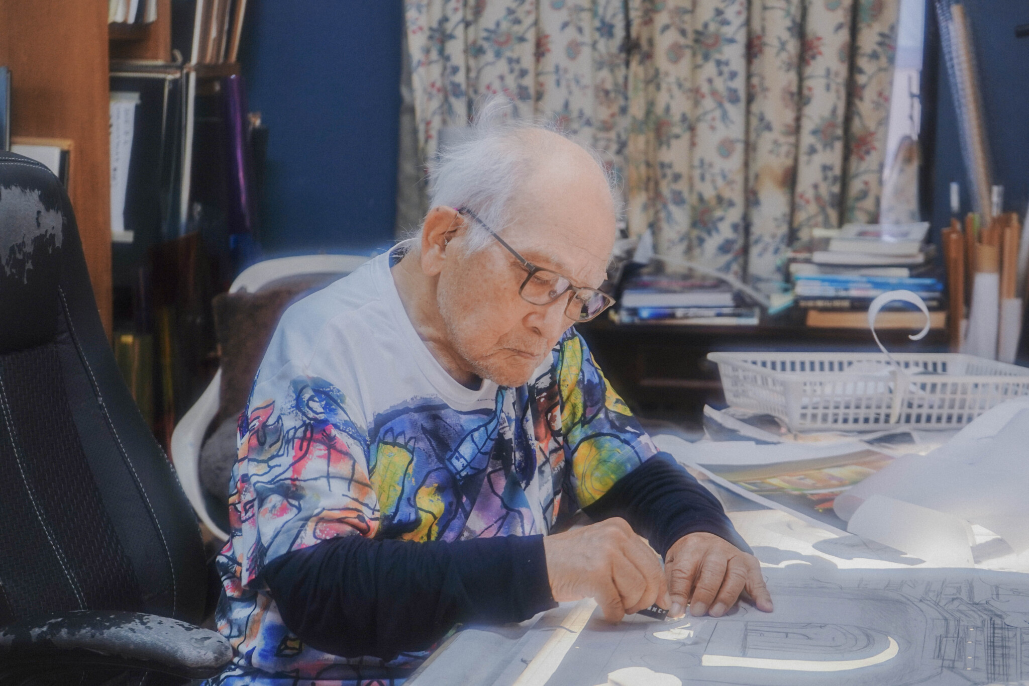 影絵作家》黒柳徹子さんも影響を受けた、100歳を迎える藤城清治さんの遊び心溢れる影絵の世界。「いつまでも、ちょっとしたいたずらごころを忘れずに」ハンドメイドは小宇宙#4  | Hanako Web