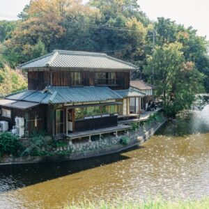 〈水辺のカフェ 三宅商店 酒津〉の外観
