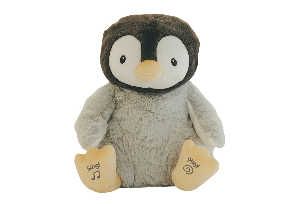 アメリカを代表するソフトトイメーカー〈GUND〉のペンギンのぬいぐるみ。左右の足をタップするとオリジナルソングを歌ったり、羽を動かし投げキッスをしたり。柔らかく肌触りも抜群。4,840円。取寄可。