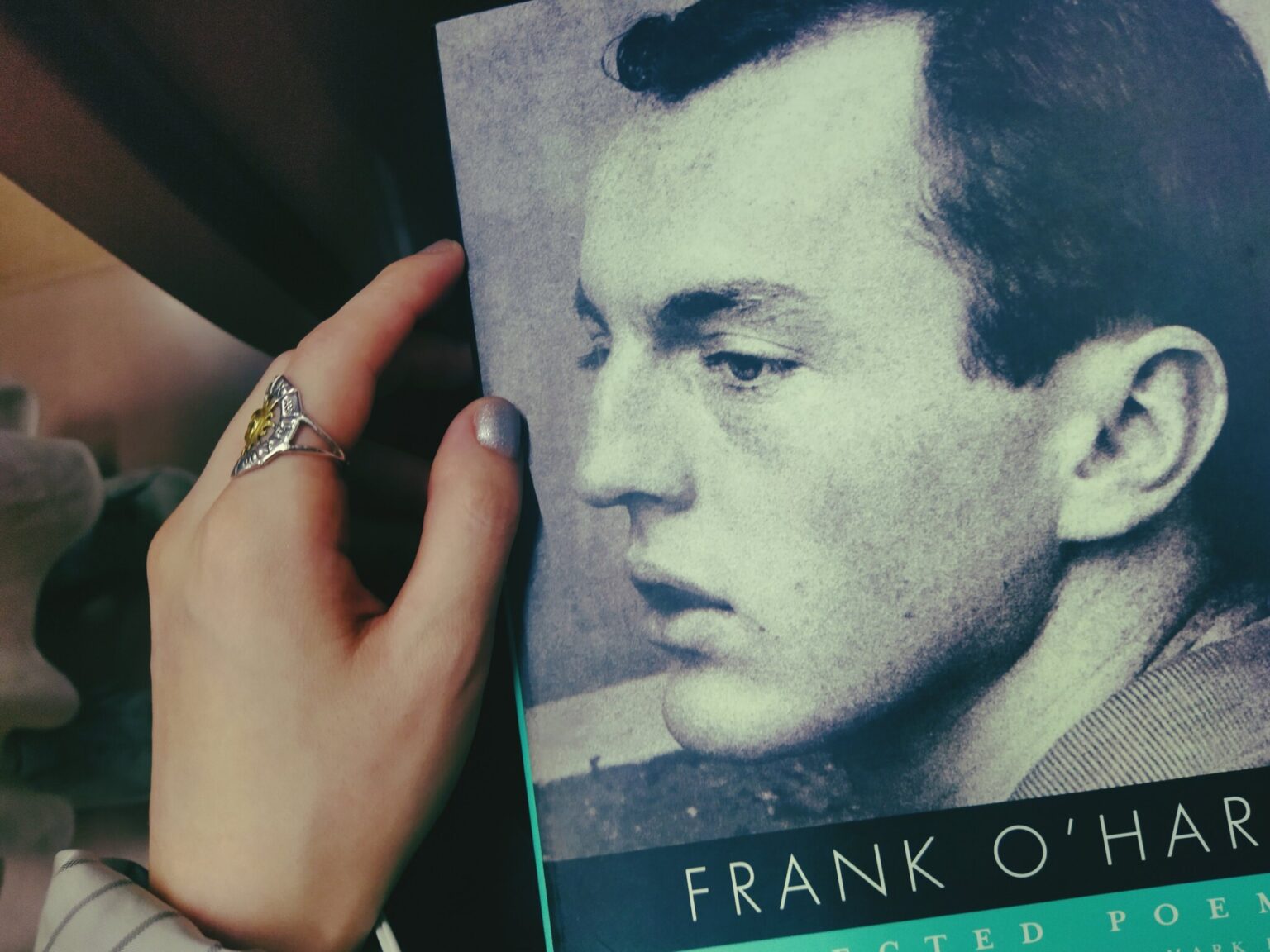 敬愛するニューヨーク派の詩人、フランク・オハラが出先で詩作をしたように、外で読む。