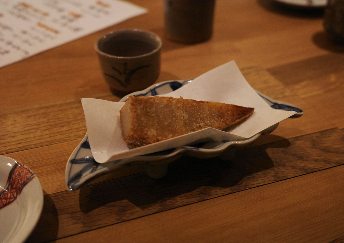 海老芋の天ぷら。和食だと、日本酒がすすみます。