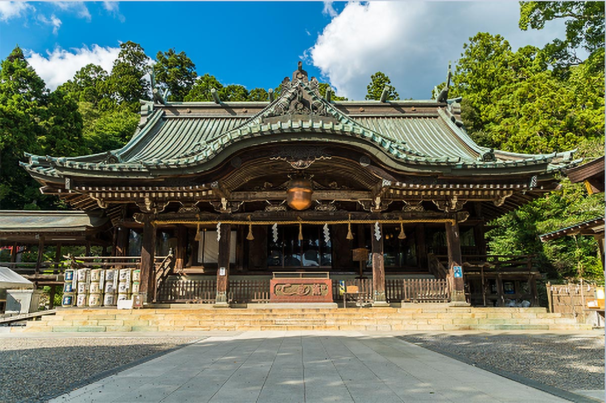 筑波山中腹にある拝殿。拝殿の位置する標高220m以上が、筑波山神社の社地にあたる。