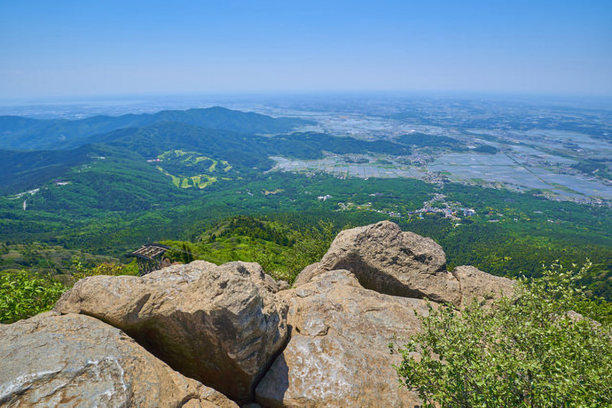 女体山山頂から関東平野を見渡す。