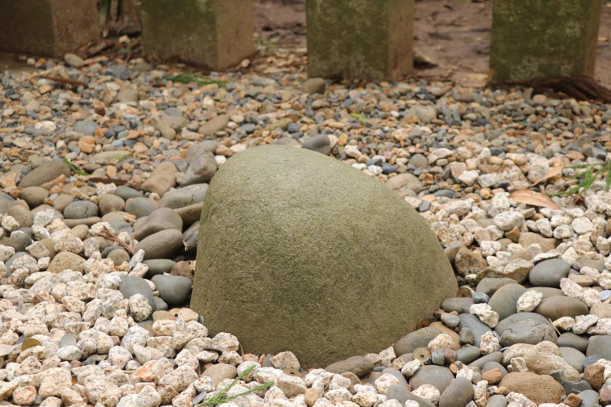 凸形をした香取神宮の要石。水戸光圀が、これを掘らせたが、根元を見つことはできなかったと伝わる。