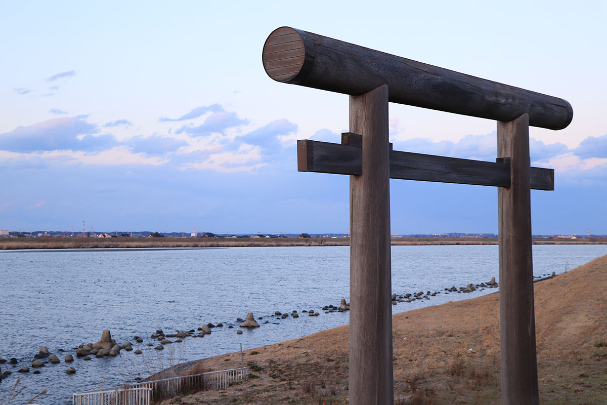 利根川に面した津宮浜鳥居。かつて海路で訪れた参詣者のための表参道口だった。