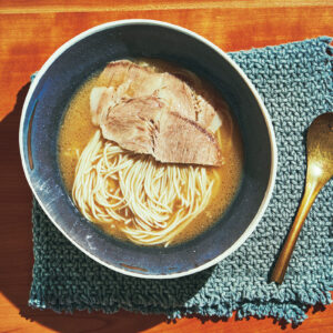 豚骨スープのパンチ力に一発ノックアウ“トン”！　1,188円、取寄可、冷凍。