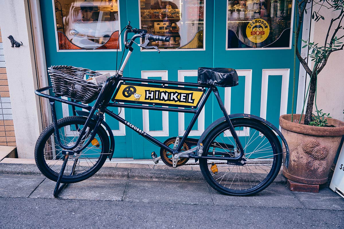 自転車に描かれた〈HINKEL〉は、金長さんが修行されていたデュッセルドルフの老舗ベーカリーのこと。現在四代目。