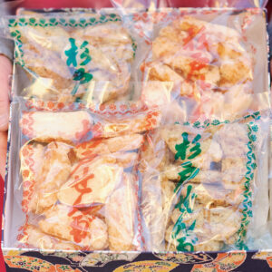 一番人気の「しょうゆ」（右上、左下）、駿河湾産あおさが香る「青海苔」各440円。