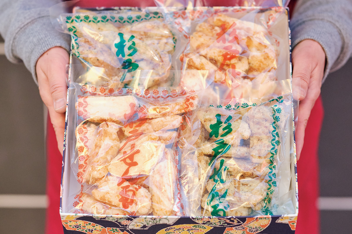 一番人気の「しょうゆ」（右上、左下）、駿河湾産あおさが香る「青海苔」各440円。