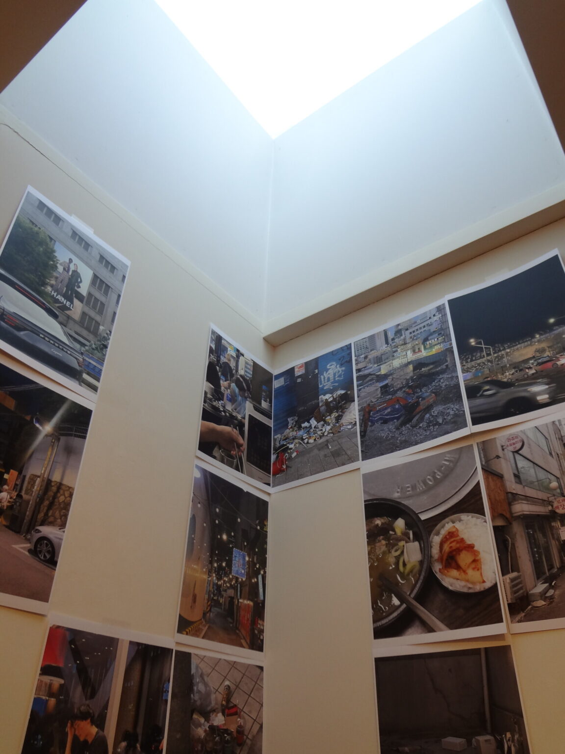 ギャラリーでは、前田エマ・尾形愛・ホンマタカシによる各自の架空特別市Sが展示中。会期は、2023年12月27日（水）〜2024年1月22日（月）。