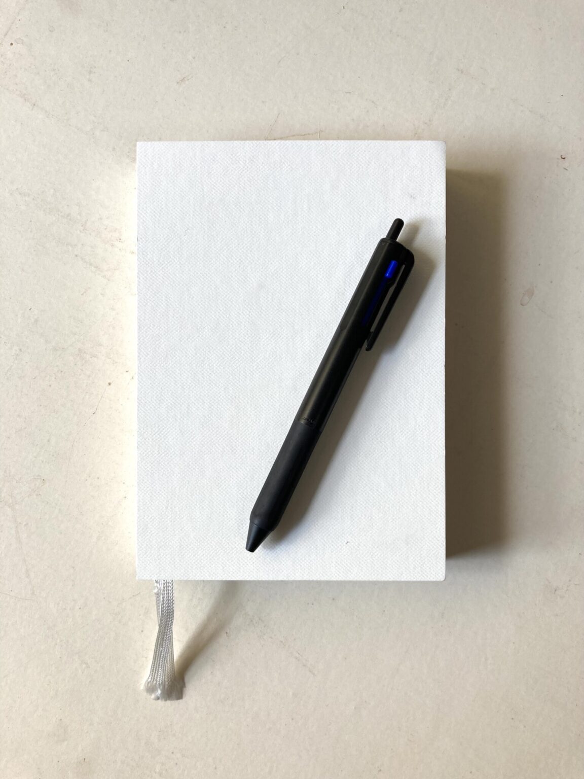 メモを書きつけるノートとペン。