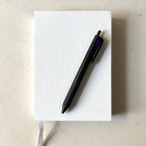 メモを書きつけるノートとペン。