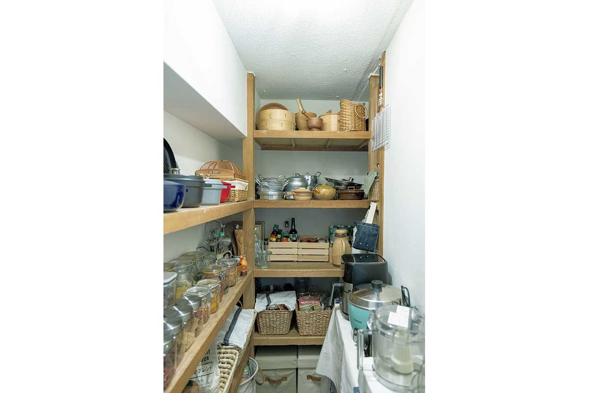 納戸に木の棚を造り付け、調理器具や調味料、食材などを並べ、パントリーとして活用。キッチン同様、ニアさんの“聖域”。