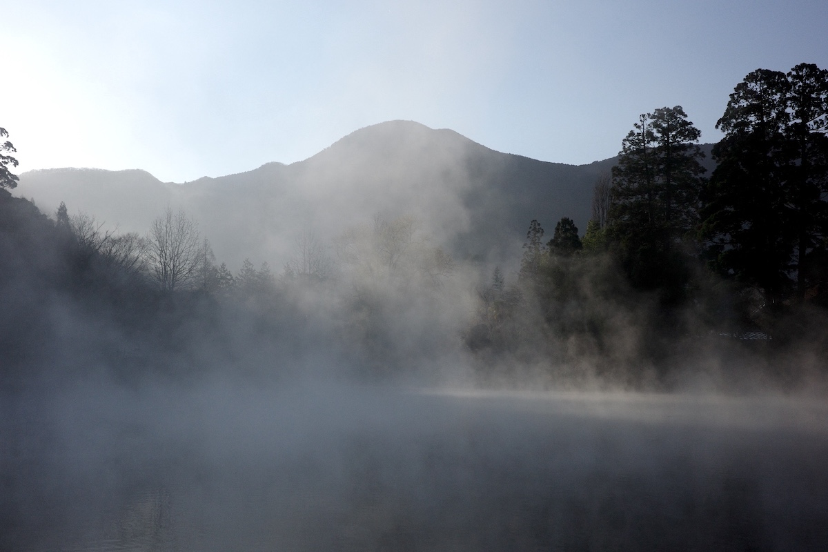 朝日が差し込む金鱗湖の朝霧。