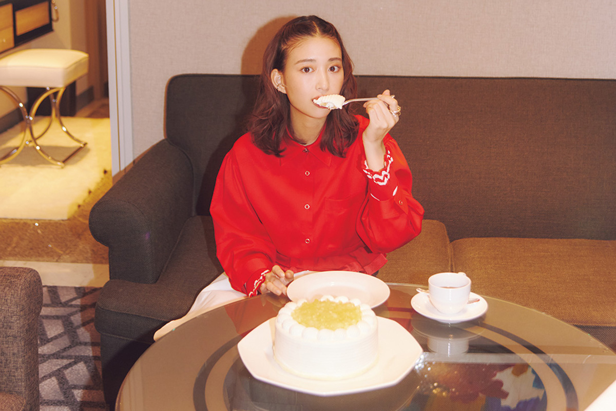 〈ホテルニューオータニ パティスリーSATSUKI〉のスーパーメロンショートケーキを食べる森川葵
