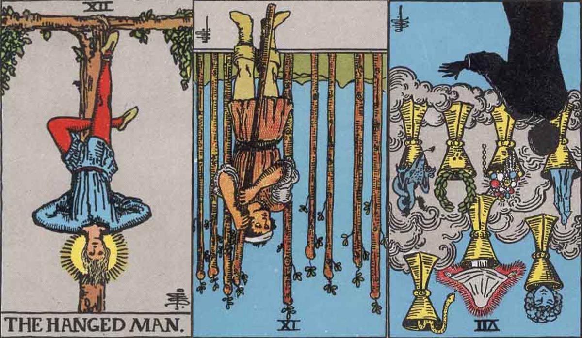 左から：吊るされた男、ワンドの9、カップの7のカード