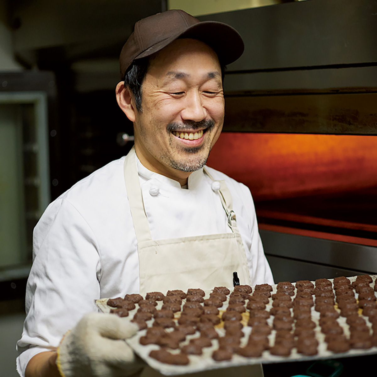 「シュークリームは、お菓子のおいしさの原点。菓子職人の自分にとって“おふくろの味”のようなもの」と話す、神田シェフ。