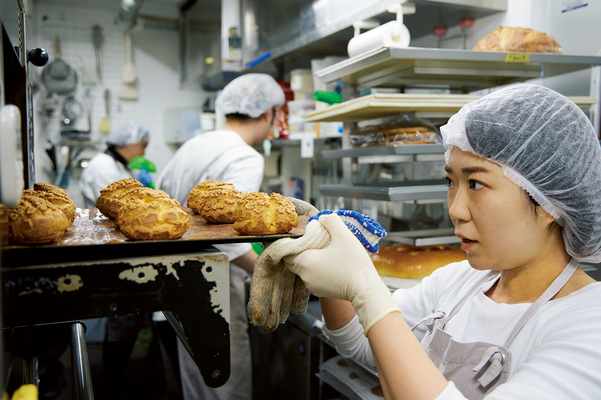 「ケーキ屋さんでは必ずシュークリームを買う」と、製造主任の池田梨沙さん。
