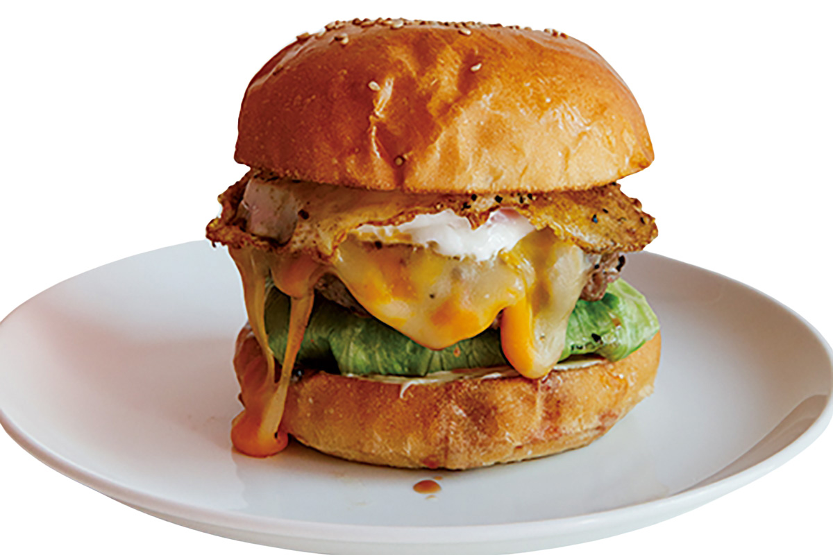 「エッグチーズバーガー」1,793円は濃厚な黄身がとろりと肉に絡む一番人気のメニュー。