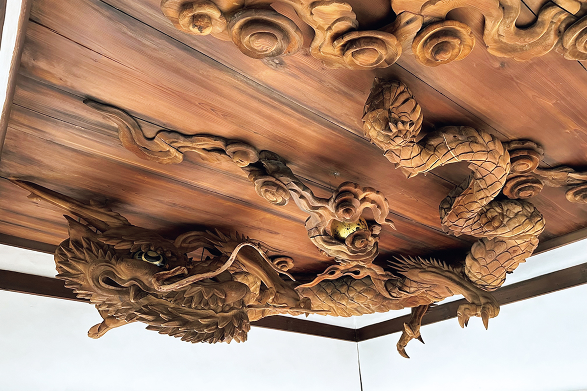 全長にも及ぶ木彫りの龍が圧巻！瀧尾神社（京都府京都市）／P28【今年の干支・龍にあやかる。】より