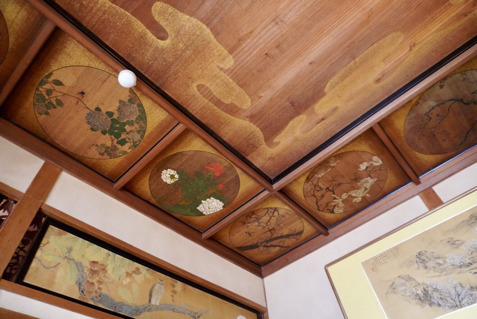 華やかな天井画が印象的な21番の客室。