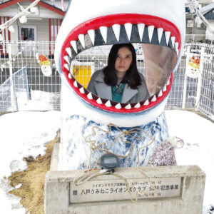 冬の青森・JR八戸線の鮫駅にて、サメの顔はめパネルで記念写真。