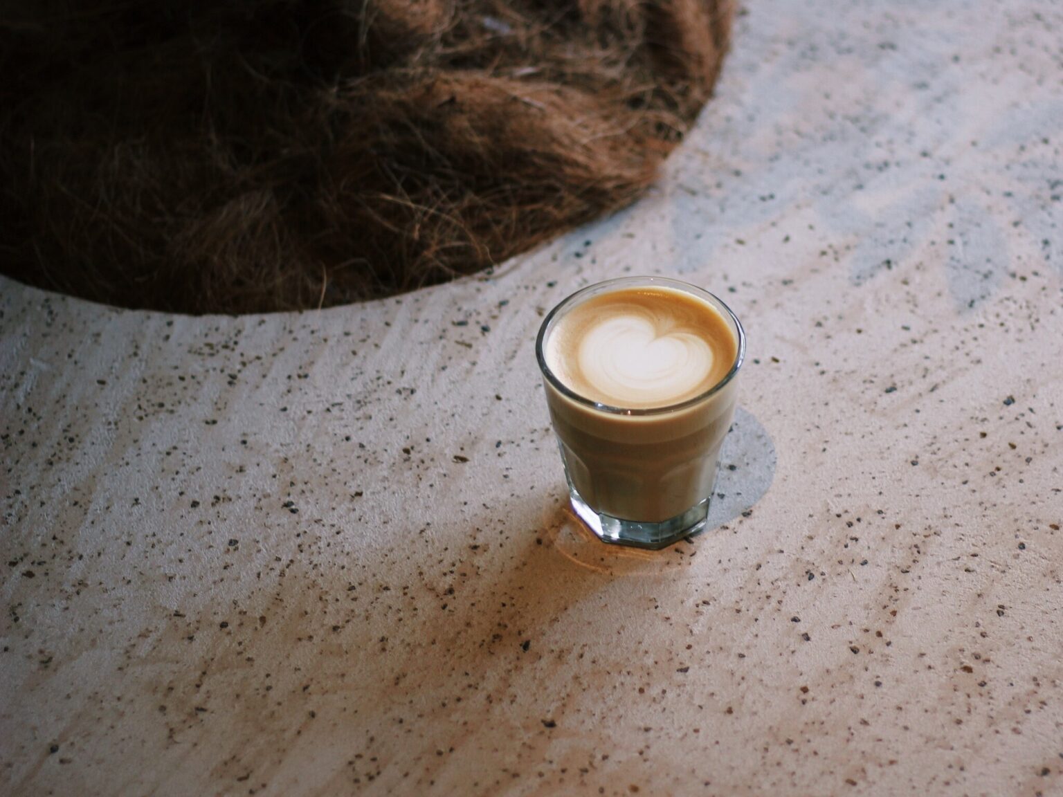 DAYTIMEで人気のカフェラテ。日によって変わるコーヒー豆の個性とミルクの甘さ、滑らかな口当たりが特長