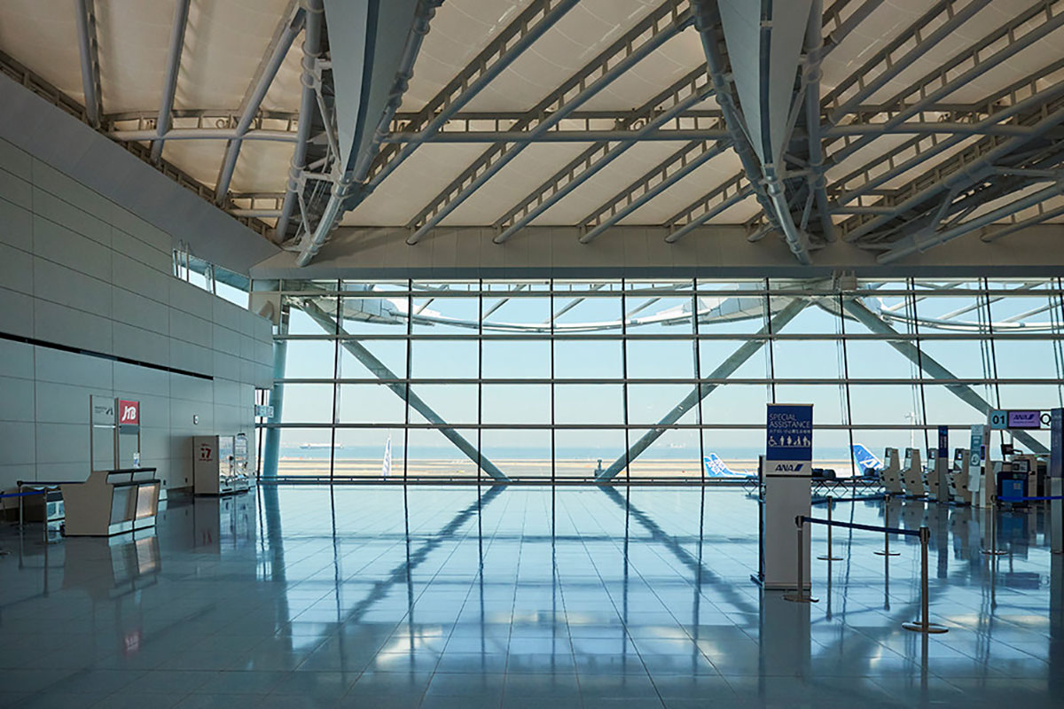 航空機を一望できる全面ガラス張りのファサード。屋根は自然光が入る膜を採用していて、柔らかさや温かさも感じられる。
