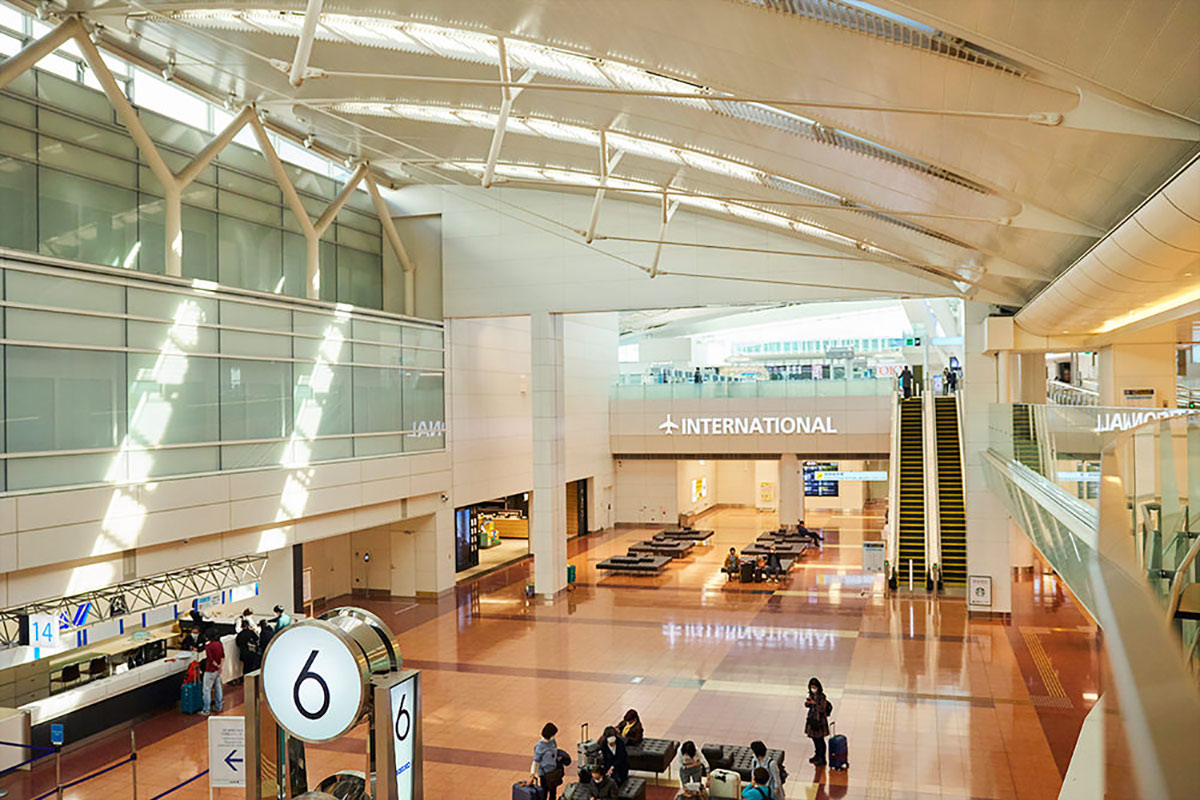 第2ターミナル国内線出発ロビーの６番時計台の先にあるのが国際線エリア。