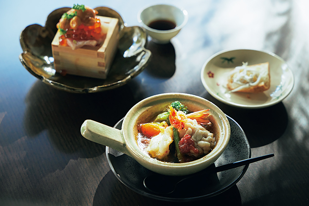 小田原港から仕入れた旬の魚介を使った創作料理のコースが楽しめる。料理を目当てに訪れる人も多い。