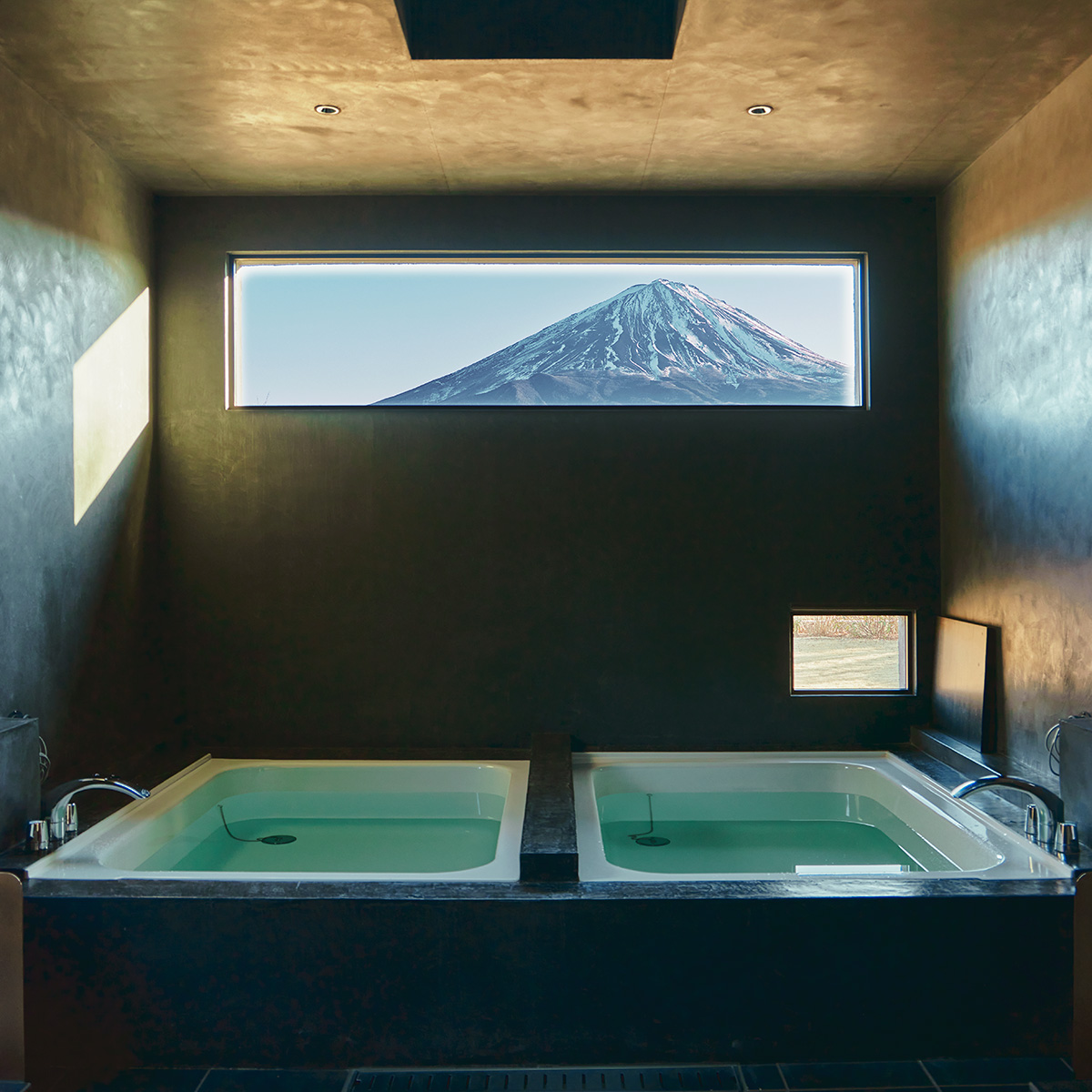 バスルーム上部の窓に広がる富士山は、リアル“銭湯絵”！　小窓からも見える。